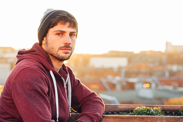 Comment appelle-t-on un homme de 20 ans ?