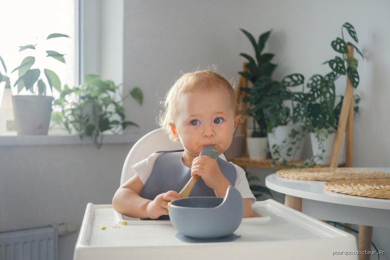 À quel âge un bébé peut manger du poisson : le guide complet pour introduire les produits de la mer sans stress