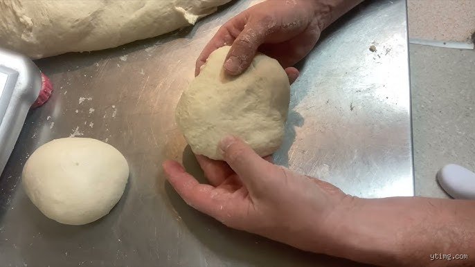 Combien de temps laisser reposer la pâte à pizza pour obtenir un résultat digne d'un pizzaiolo napolitain ?