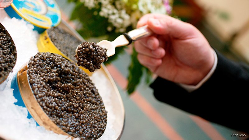 Comment bien manger du caviar : Les secrets d'une dégustation réussie sans chichis
