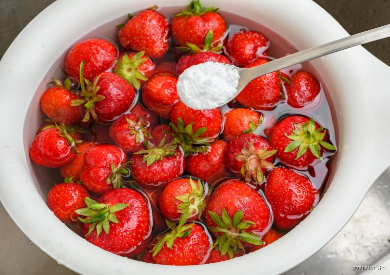 Comment laver les fraises pour enlever les pesticides : des méthodes simples et efficaces