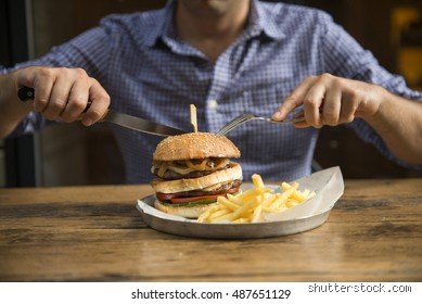 Comment manger un hamburger avec un couteau et une fourchette sans passer pour un débutant ?
