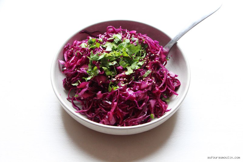 Est-ce qu'on peut manger du chou rouge cru en salade sans risque pour la santé ?
