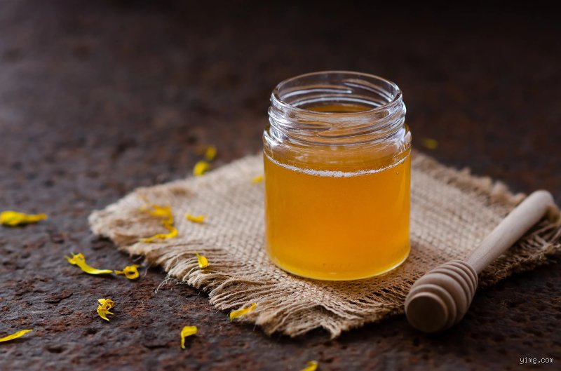 Est-il recommandé de consommer 2 cuillères à soupe de miel par jour ? Analyse d’une habitude ancestrale passée au crible