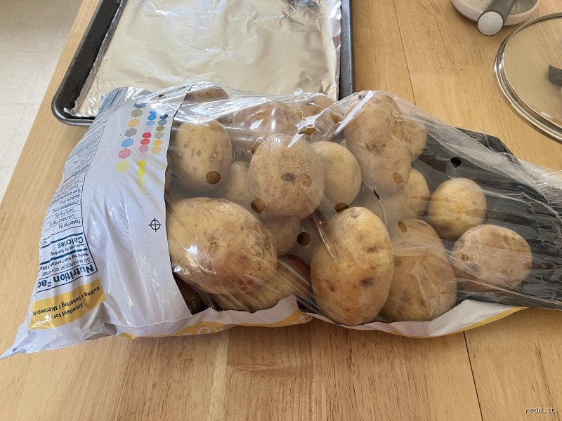 Les pommes de terre doivent-elles être conservées dans du papier ou du plastique ? Enquête au cœur de vos placards