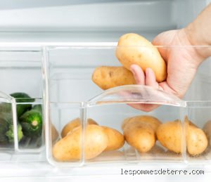 Où conserver les pommes de terre crues pour éviter qu'elles ne germent ou ne verdissent trop vite ?