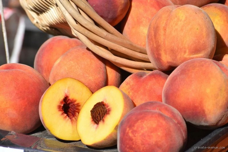 Par quel fruit peut-on remplacer les pêches dans vos recettes estivales ou vos pâtisseries raffinées ?