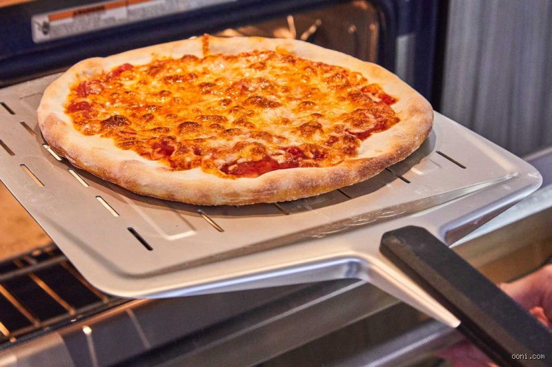 Peut-on cuire une pizza directement sur une plaque à pizza en acier pour un résultat digne d'un pro ?