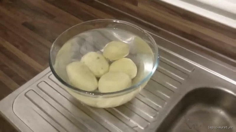 Peut-on laisser des pommes de terre pelées dans l'eau pendant 2 jours sans risque pour la santé ?