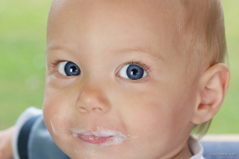 Quand arrêter les yaourt bébé ? Le guide pour réussir la transition lactée