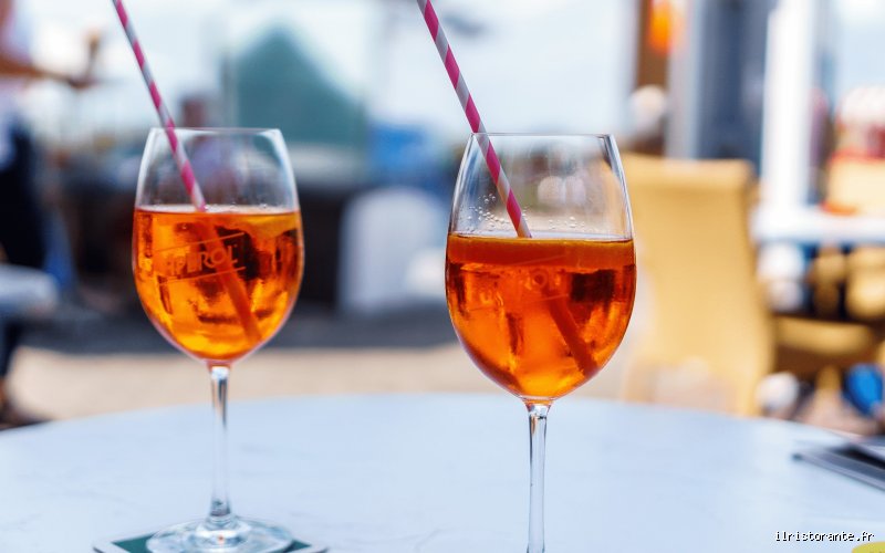 Que veut dire Spritz en italien ? Les origines secrètes et l'étymologie méconnue du cocktail le plus célèbre de la péninsule