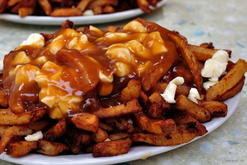 Au-delà du mythe : Introduction sensorielle et culturelle à la poutine