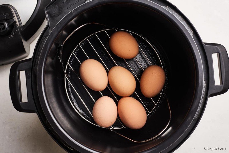 Quelle est la règle des 5-5-5 pour les œufs ? Le secret des chefs pour un jaune crémeux et une cuisson sans failles