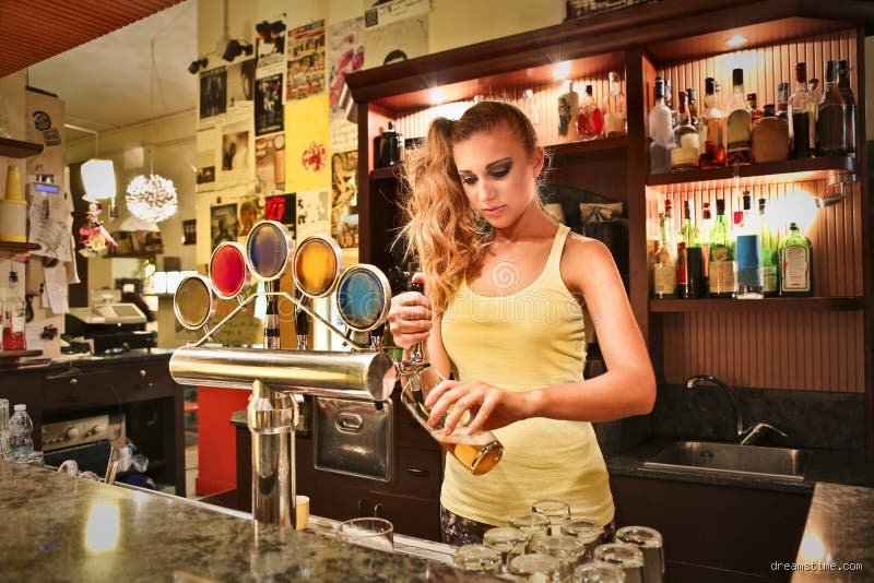 Comment Appelle-t-on une Personne qui Travaille dans un Bar ?
