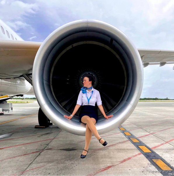 Pourquoi les hôtesses de l'air portent-elles des collants et comment cet accessoire est devenu le pilier de l'uniforme navigant ?