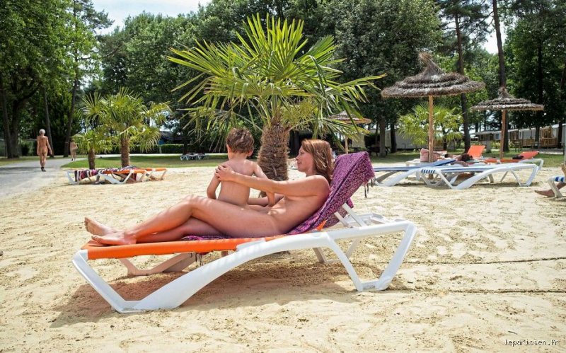 Quel est l'âge moyen des nudistes ? Entre mythes tenaces et réalité d'une pratique qui prend de la bouteille