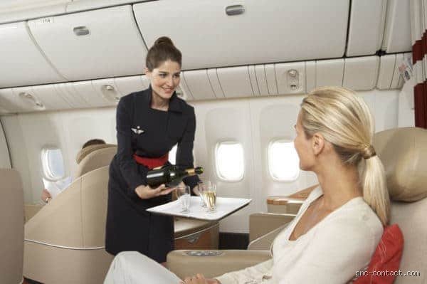 Une personne de 70 ans peut-elle être hôtesse de l'air ? Voyage au cœur d'un tabou du ciel européen et international