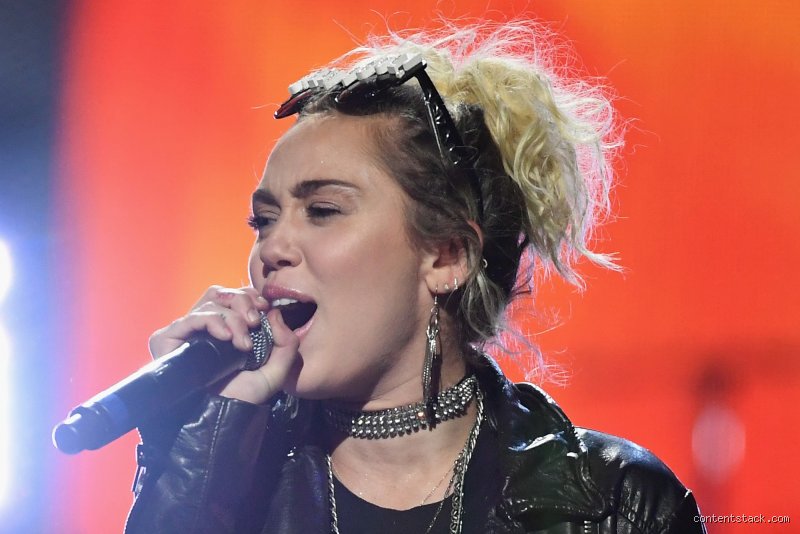 Quand est-ce que Miley Cyrus a fait son coming out ? La métamorphose d’une icône pop qui a bousculé les codes d'Hollywood