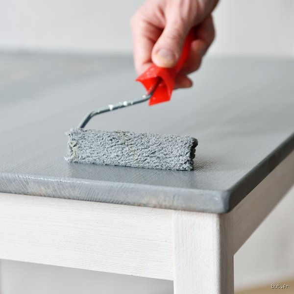 Comment bien peindre une table : le guide technique pour un résultat professionnel