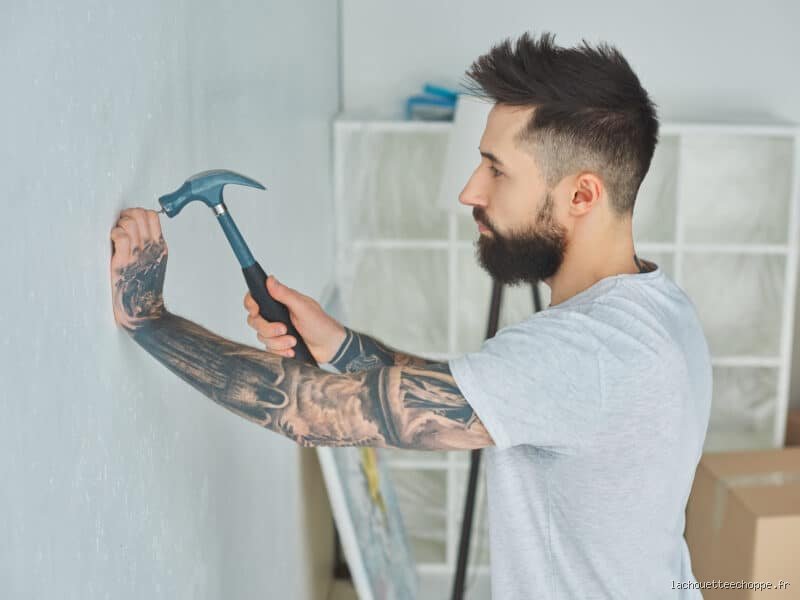 Comment faire tenir quelque chose de lourd sur un mur ? Le guide ultime (et sans prise de tête)