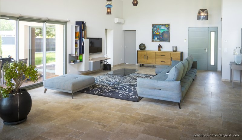 Comment rendre une maison moderne plus traditionnelle : l'art subtil de réinjecter de l'âme dans le cube contemporain