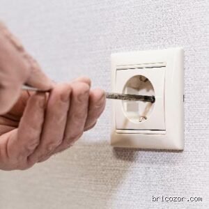 Comment supprimer une prise dans un mur ?