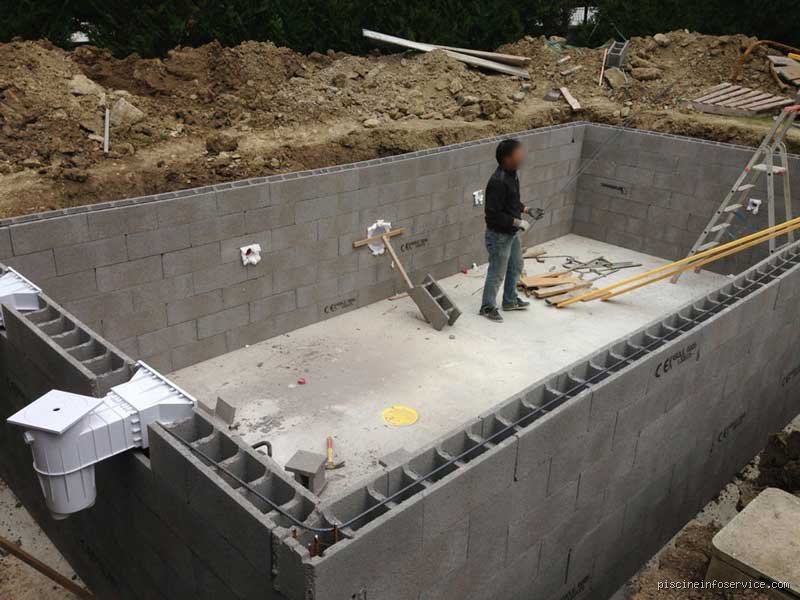 Quelle est la réelle durée de vie d'une piscine en béton et pourquoi certains bassins tiennent-ils 50 ans quand d'autres se fissurent après dix hivernages ?