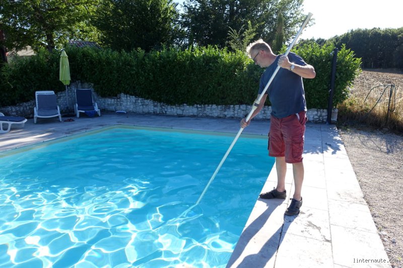 L'entretien piscine déductible des impôts en 2026 : le guide expert pour ne plus jeter d'argent par les fenêtres