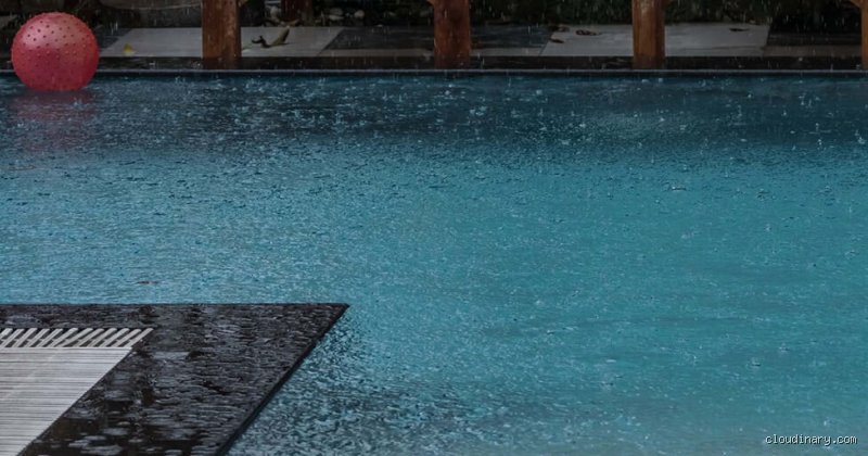 Est-ce qu'une piscine peut déborder avec la pluie ? Le guide complet pour éviter que votre jardin ne se transforme en marécage