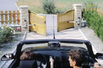 Est-ce que la loi française autorise l'ouverture d'un portail sur la rue ?