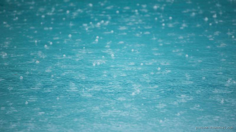 Est-il possible de se baigner dans la piscine quand il pleut ? Le guide complet pour nager sous les gouttes sans risque