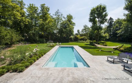 Est-il préférable d'installer une piscine devant ou derrière la maison ? Le guide sans détour pour ne pas se planter dans son aménagement