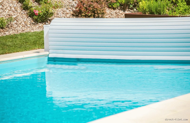 Faut-il couvrir sa piscine la nuit ? Pourquoi ce geste banal est en réalité votre meilleur levier d'économie