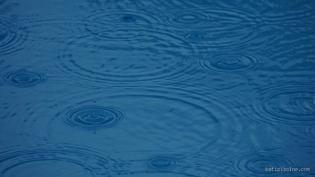 La pluie altère-t-elle l'eau de la piscine : le guide expert pour ne plus subir les caprices du ciel