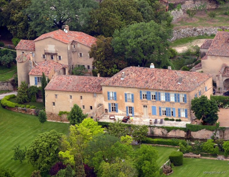 Où vit Angelina Jolie en France ? Entre les vignes du Var et le secret des pierres millénaires du domaine de Miraval