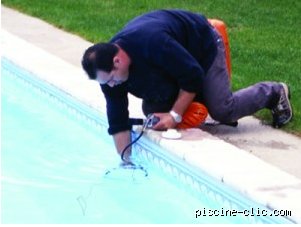 Peut-on réparer une fuite de revêtement de piscine même lorsqu'elle est remplie d'eau ? Le guide de survie pour éviter la vidange