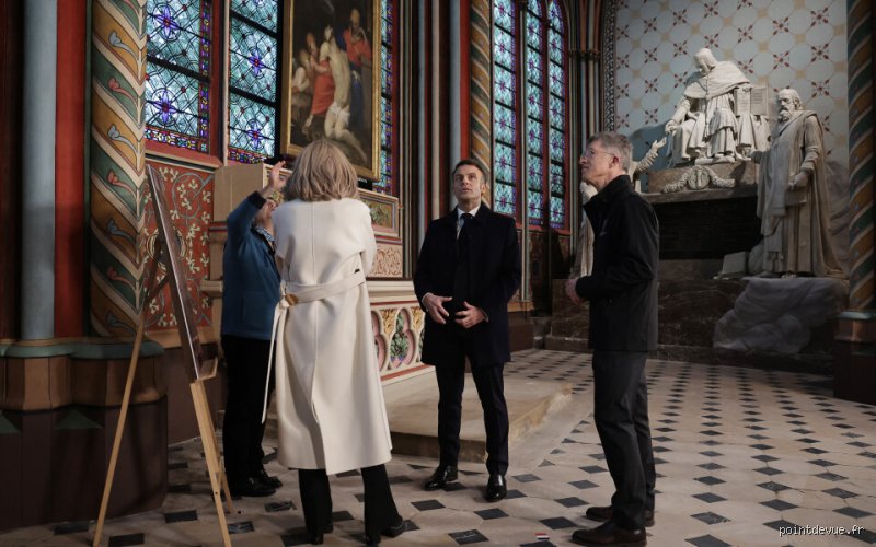 Qui est à côté de Madame Macron à Notre-Dame de Paris ? Les secrets d’un placement protocolaire millimétré