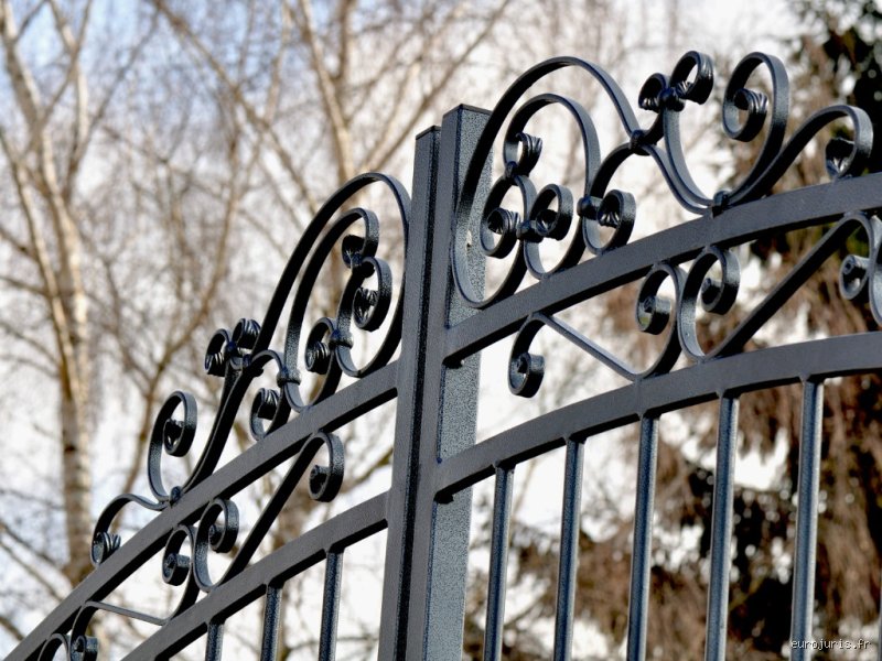 Tout propriétaire peut clore son héritage ? Ce que dit vraiment le Code civil sur votre droit de vous barricader