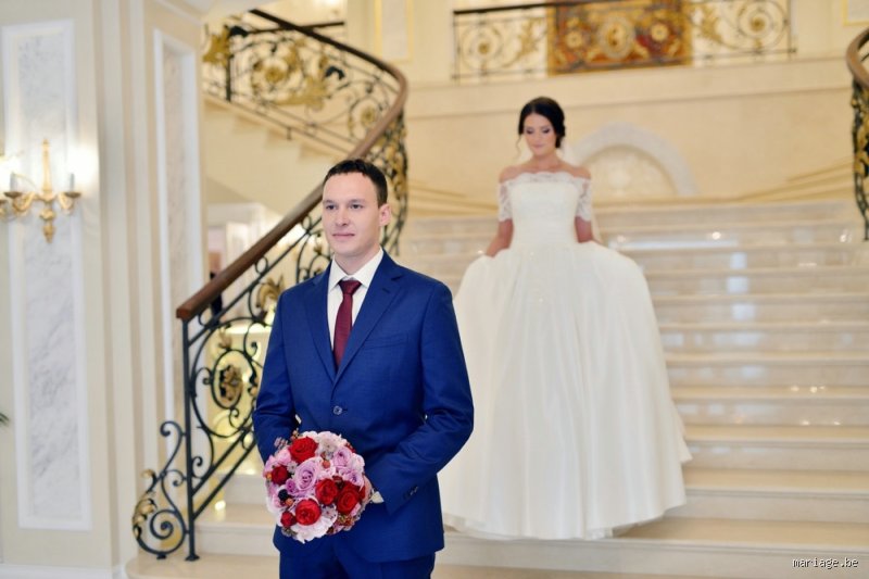 Est-ce que la femme peut voir le costume de son mari avant le mariage et briser les vieilles traditions ?