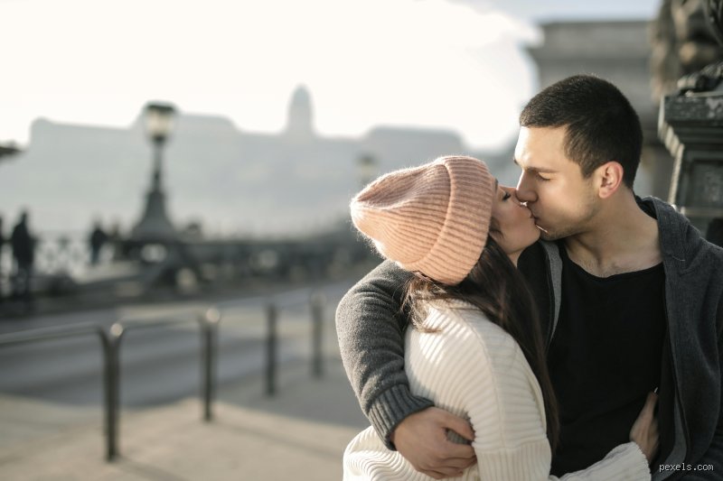 Quand un homme aime embrasser : décryptage des mécanismes de l'attraction et du désir