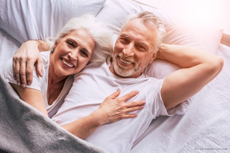 Quels sont les besoins d'intimité d'un homme de 60 ans ? Comprendre les mutations profondes du désir et du lien affectif à l'heure de la maturité