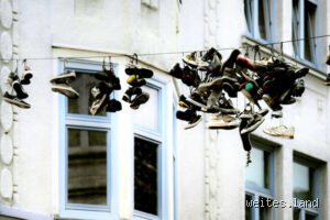 Was bedeuten hängende Schuhe? Ein Blick auf dieses rätselhafte Symbol