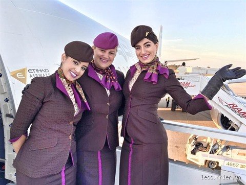 Quelle compagnie aérienne a les plus belles hôtesses de l'air ? Voyage au cœur de l'élégance en plein ciel
