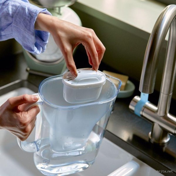 Vaut-il mieux boire l'eau du robinet ou l'eau filtrée par Brita ? Le match sans filtre entre pureté et marketing