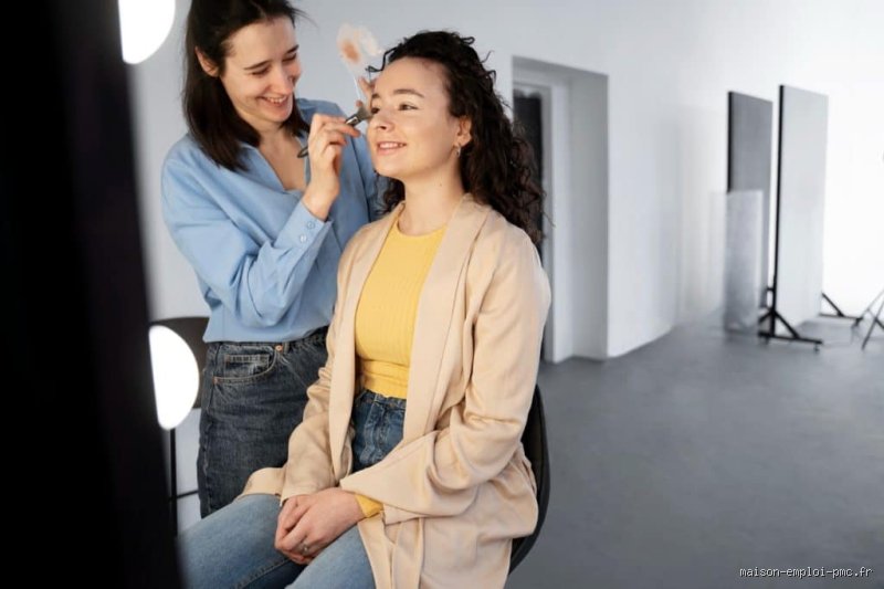Comment s'appelle la personne qui maquille les acteurs ?