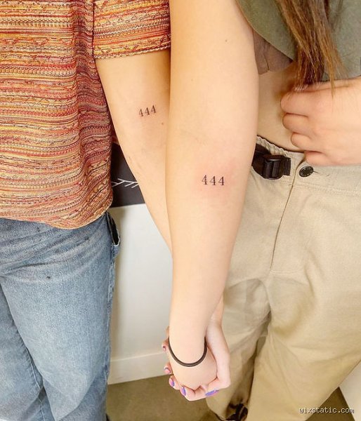 Se faire tatouer le chiffre 444 : est-ce une bonne idée ou un risque pour votre peau et votre karma ?