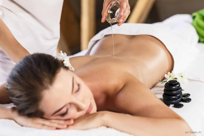 La plupart des gens se déshabillent-ils complètement pour un massage ? Voici la vérité sur l’étiquette du spa