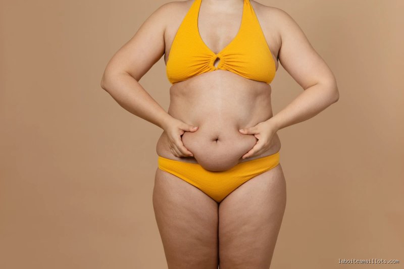 Quel maillot de bain quand on a du ventre et pas de poitrine ? Le guide morphologique sans tabou