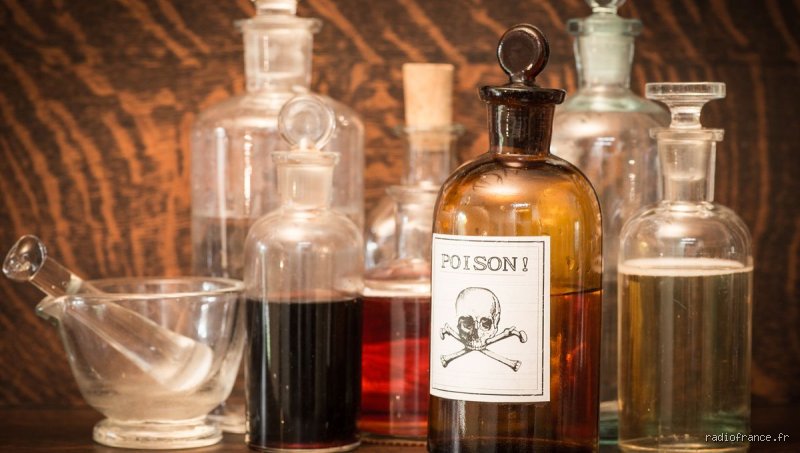 Quel poison est considéré comme le roi des poisons ? Enquête au cœur des fioles les plus célèbres de l'Histoire