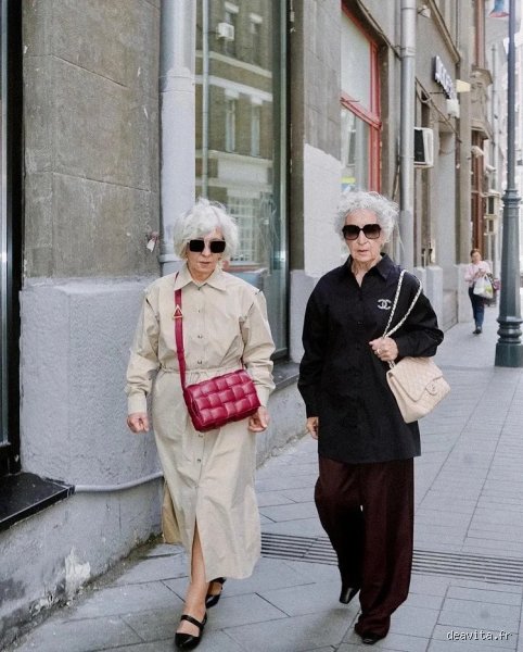 Quelle couleur est idéale pour une femme de 70 ans ? Le guide pour sublimer son teint après soixante-dix bougies